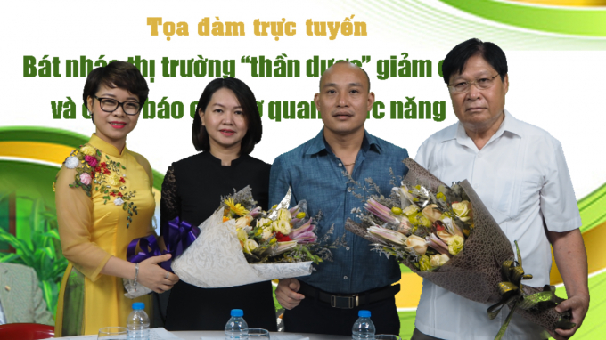 Nh&agrave; b&aacute;o Phạm Quốc Cường - Tổng TKTS Phapluatplus.vn trao tặng hoa cho kh&aacute;ch mời giao lưu trực tuyến.