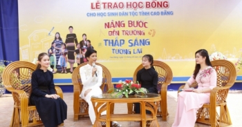Nam A Bank mang học bổng đến với học sinh dân tộc thiểu số tỉnh Cao Bằng