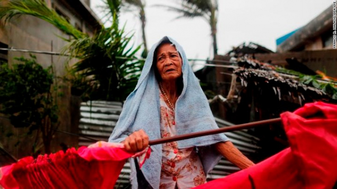 Một phụ nữ lớn tuổi ở thị trận Aparri thẫn thờ sau cơn b&atilde;o Mangkhut.