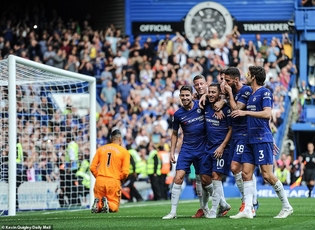 C&aacute;c cầu thủ Chelsea chia vui sau khi Hazard ghi b&agrave;n thắng thứ hai