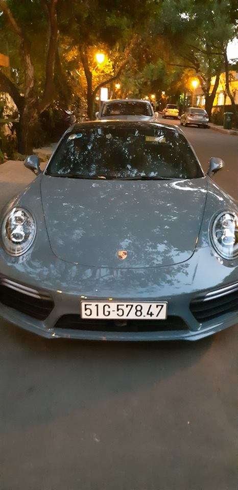 Porsche 911 Turbo S m&agrave;u x&aacute;m l&ocirc;ng chuột trước biệt thự của Chủ tịch Trung Nguy&ecirc;n.