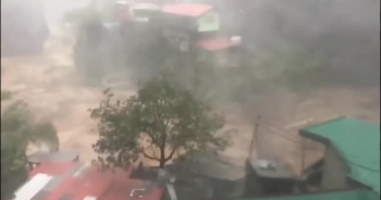 Clip siêu bão Mangkhut sức gió 320 km/giờ đổ bộ Philippines
