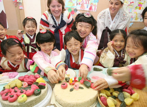 Trẻ em H&agrave;n Quốc được mặc trang phục truyền thống trong dịp Tết Trung Thu. Ảnh: visitkorea.org.vn