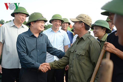Ph&oacute; Thủ tướng Trịnh Đ&igrave;nh Dũng động vi&ecirc;n người d&acirc;n, lực lượng qu&acirc;n đội đang gia cố đ&ecirc;.