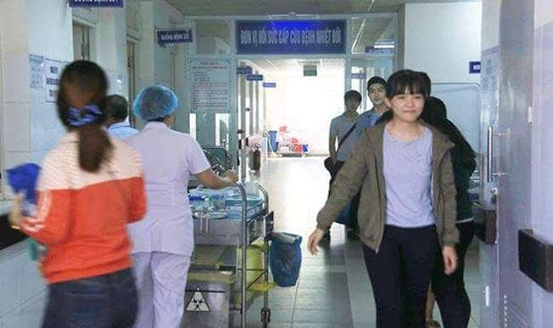 Khoa cấp cứu Bệnh viện đa khoa Đ&agrave; Nẵng đang điều trị bệnh nh&acirc;n trong gia đ&igrave;nh nghi bị ngộ độc.