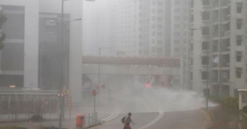 Video: Hong Kong tan hoang sau siêu bão Mangkhut
