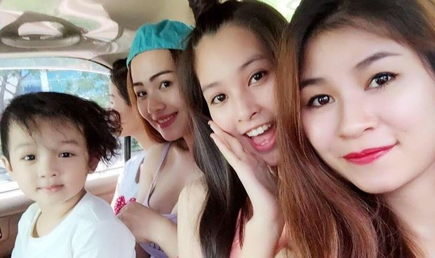 Hoa hậu Tiểu Vy với anh chị em trong gia đ&igrave;nh.