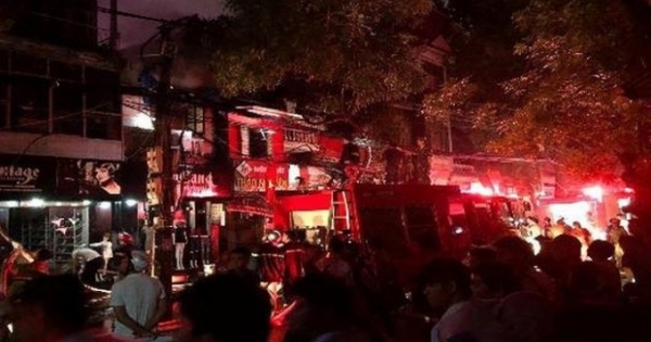 [Clip]: Cháy lớn trên đường Đê La Thành, nhiều ngôi nhà bị thiêu rụi