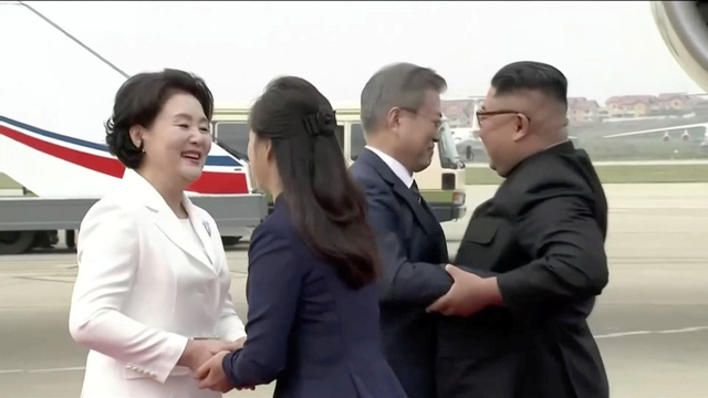 Video: &Ocirc;ng Kim Jong-un c&ugrave;ng người d&acirc;n Triều Ti&ecirc;n cờ hoa tưng bừng ch&agrave;o đ&oacute;n Tổng thống H&agrave;n Quốc
