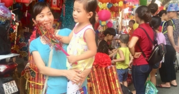 Hà Nội: Phố Hàng Mã nhộn nhịp người mua sắm đồ chơi trước ngày Trung thu