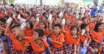 Quỹ sữa vươn cao Việt Nam và Vinamilk đem niềm vui ngày tết trung thu đến cho trẻ em tỉnh Vĩnh Phúc