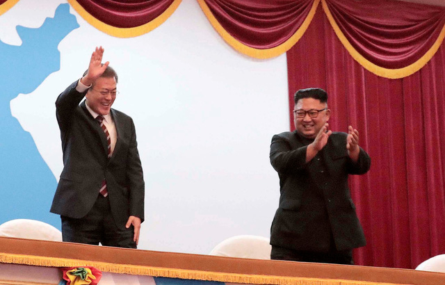 Nh&agrave; l&atilde;nh đạo Kim Jong-un v&agrave; Tổng thống Moon Jae-in ng&agrave;y 18/9 đ&atilde; tới nh&agrave; h&aacute;t lớn B&igrave;nh Nhưỡng để tham dự chương tr&igrave;nh nghệ thuật đặc biệt sau khi kết th&uacute;c cuộc họp thượng đỉnh đầu ti&ecirc;n trong chuyến thăm 3 ng&agrave;y của nh&agrave; l&atilde;nh đạo H&agrave;n Quốc.