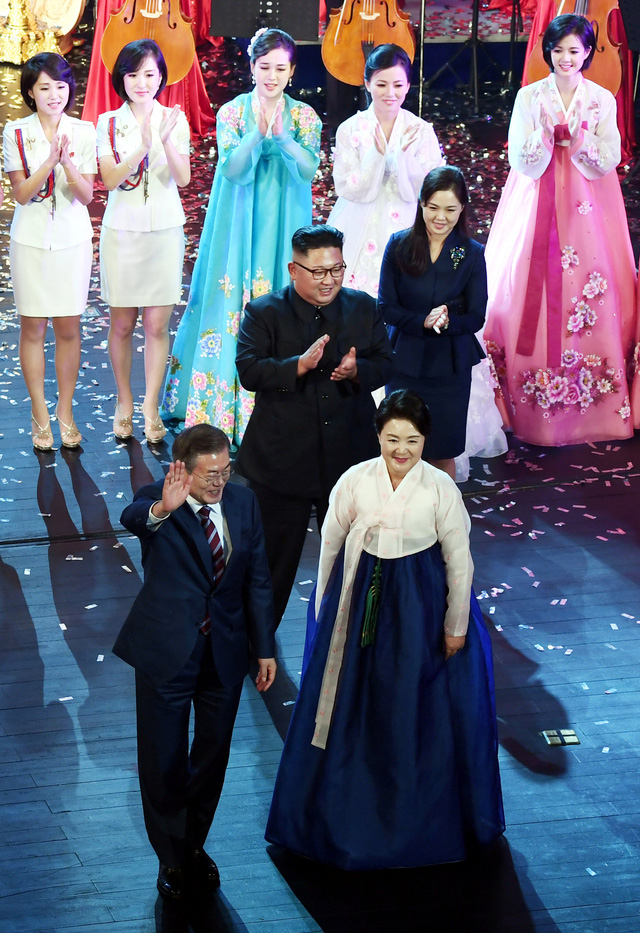 Đệ nhất phu nh&acirc;n H&agrave;n Quốc Kim Jung-sook đ&atilde; chọn trang phục truyền thống khi xuất hiện c&ugrave;ng Tổng thống Moon Jae-in trong chương tr&igrave;nh h&ograve;a nhạc.