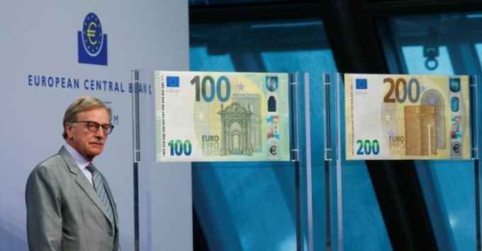 Đồng 100 Euro v&agrave; 200 Euro trong