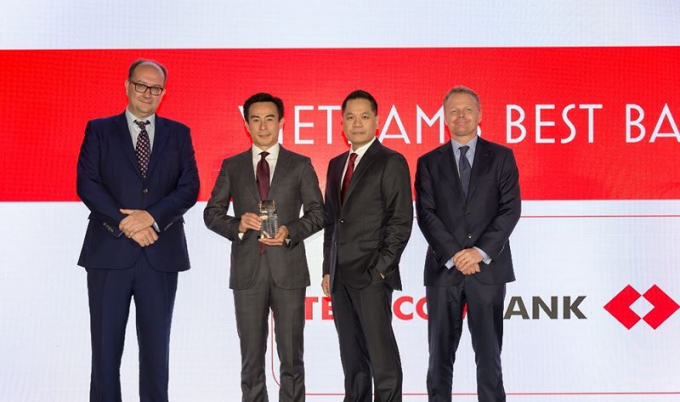 &Ocirc;ng Trịnh Bằng v&agrave; &Ocirc;ng B&aacute; Dũng (giữa) đại diện Techcombank nhận giải thưởng từ Euromoney.
