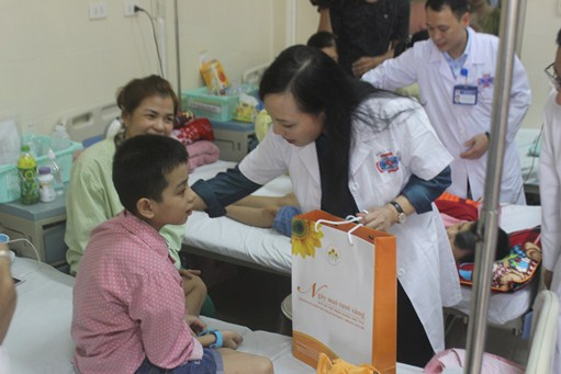 Bộ trưởng Nguyễn Thị Kim Tiến tặng qu&agrave; v&agrave; tr&ograve; chuyện với bệnh nhi đang điều trị tại Khoa Nhi - Bệnh viện K.