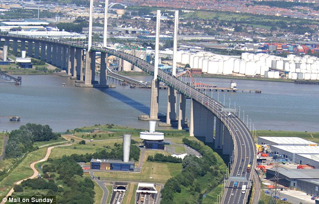 Cầu QE2 Dartford l&agrave; dự &aacute;n PPP đầu ti&ecirc;n tại Anh. Ảnh www.dailymail.co.uk