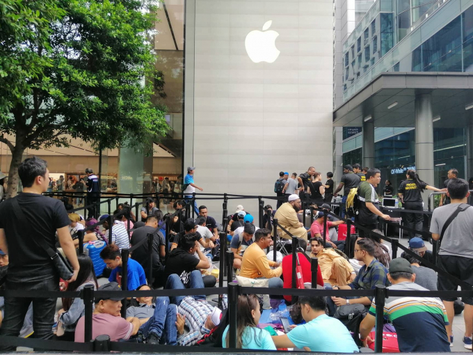 D&acirc;n bu&ocirc;n Việt Nam nằm la liệt, đ&oacute;i lả trước cửa Apple Store ở Singapore