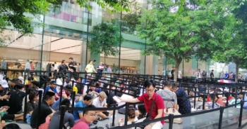 Dân buôn Việt Nam nằm la liệt, đói lả trước cửa Apple Store ở Singapore