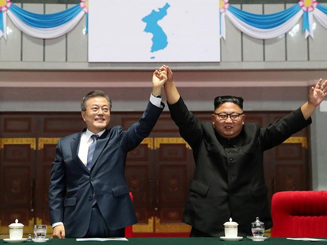 Tổng thống Moon (tr&aacute;i) v&agrave; Chủ tịch Kim tại B&igrave;nh Nhưỡng. Ảnh: REUTERS