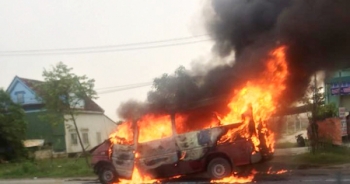 Hà Tĩnh: Xe khách 16 chỗ bốc cháy dữ dội sau khi tự gây tai nạn