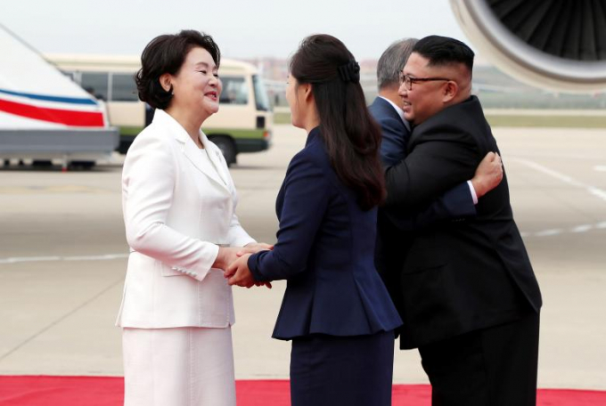 Tổng thống H&agrave;n Quốc Moon Jae-in v&agrave;&nbsp;nh&agrave; l&atilde;nh đạo Kim Jong-un trao nhau c&aacute;i &ocirc;m nồng hậu.
