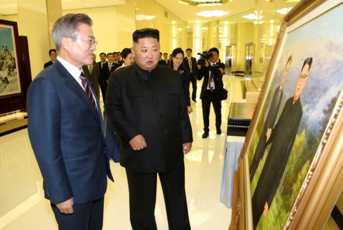 Tổng thống H&agrave;n Quốc Moon Jae-in c&ugrave;ng l&atilde;nh đạo Bắc Triều Ti&ecirc;n Kim Jong Un ngắm bức tranh vẽ hai h&agrave; l&atilde;nh đạo.