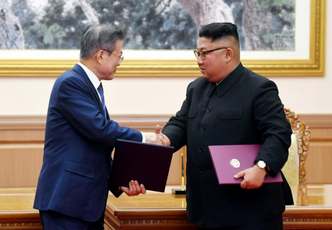Tổng thống H&agrave;n Quốc Moon Jae-in bắt tay với l&atilde;nh đạo Triều Ti&ecirc;n Kim Jong Un sau khi k&yacute; kết tuy&ecirc;n bố chung.