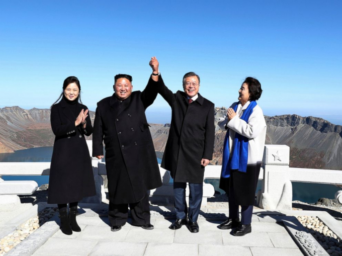 Tổng thống H&agrave;n Quốc Moon Jae-in v&agrave; l&atilde;nh đạo Triều Ti&ecirc;n Kim Jong Un chụp ảnh tr&ecirc;n đỉnh n&uacute;i Mt.&nbsp;Paektu, Triều Ti&ecirc;n ng&agrave;y 20/9.