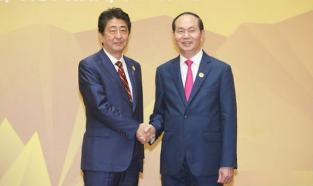 Chủ tịch nước Trần Đại Quang, phải, tiếp Thủ tướng Nhật Bản Abe đến dự APEC 2017 tại Đ&agrave; Nẵng. Ảnh: TTXVN.