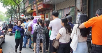 Hà Nội: Xếp hàng mua bánh trung thu truyền thống như thời bao cấp