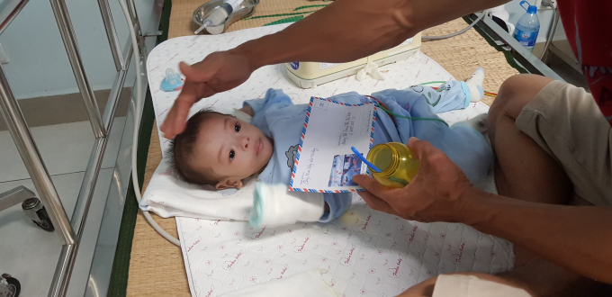 B&eacute; Quế Ho&agrave;ng Anh, con mẹ Nguyễn Thị Thủy (TP Vinh, Nghệ An) đang điều trị tại viện.
