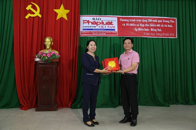B&aacute;o Ph&aacute;p luật Việt Nam tặng qu&agrave; trung thu cho thiếu nhi tại Đồng Nai