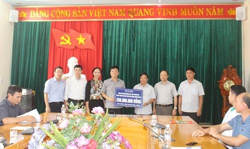 Bộ trưởng Lê Thành Long thăm, tặng quà nhân dân vùng lũ Mường Lát