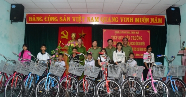 Thừa Thiên Huế: Nhiều phần quà cho trẻ em vùng cao có hoàn cảnh khó khăn nhân dịp trung thu