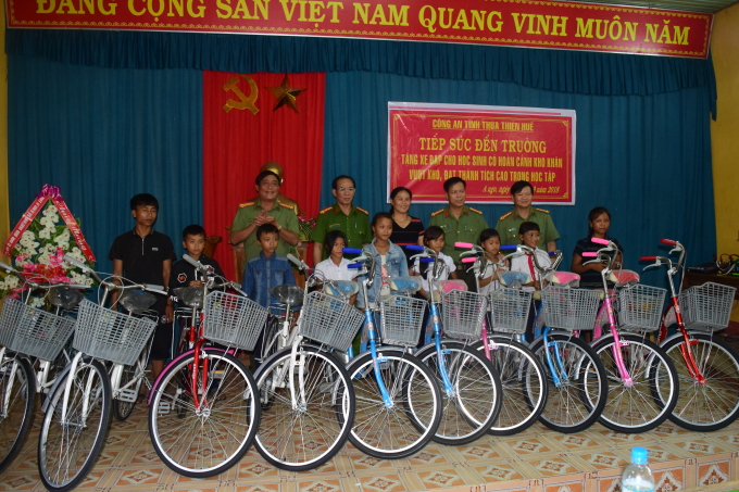 Đại t&aacute; Nguyễn Văn Thanh &ndash; Ph&oacute; Gi&aacute;m đốc C&ocirc;ng an tỉnh TT Huế tặng xe cho học sinh con em đồng b&agrave;o x&atilde; A Ngo.