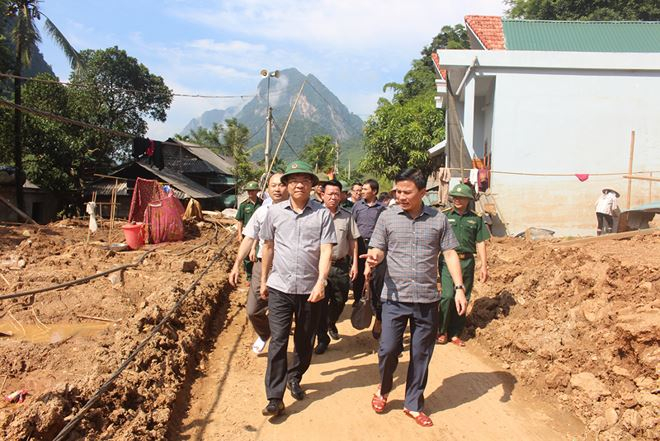 Tư lệnh ng&agrave;nh Tư ph&aacute;p c&ugrave;ng &ocirc;ng Đỗ Trọng Hưng, Ph&oacute; B&iacute; thư Thường trực Tỉnh ủy, Trưởng Đo&agrave;n ĐBQH tỉnh Thanh H&oacute;a đến thăm&nbsp;bản Poọng, x&atilde; Tam Chung, một trong ba bản thiệt hại lớn nhất sau lũ ở huyện Mường L&aacute;t.