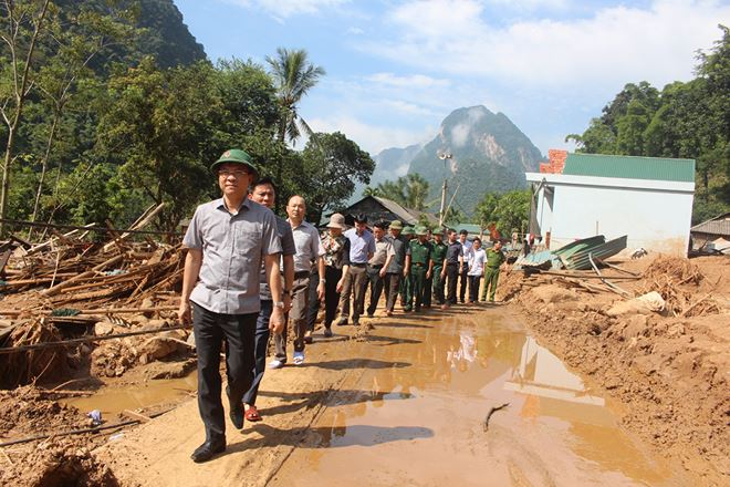 Đường v&agrave;o bản nhiều đoạn c&ograve;n lầy b&ugrave;n nước.