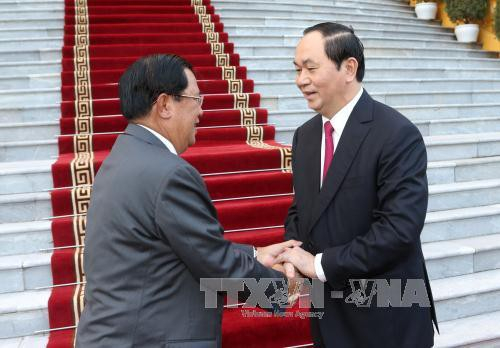 Thủ tướng Campuchia Hun Sen: Chủ tịch nước Trần Đại Quang l&agrave; một nh&agrave; l&atilde;nh đạo lớn v&agrave; đ&aacute;ng ngưỡng mộ của đất nước v&agrave; người d&acirc;n Việt Nam, v&agrave; &ocirc;ng l&agrave; một người bạn tốt của Campuchia (ảnh: TTXVN)