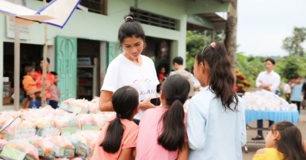 Trang lạ mang Trung Thu về cho trẻ em ở Gia Kiệm, Đồng Nai