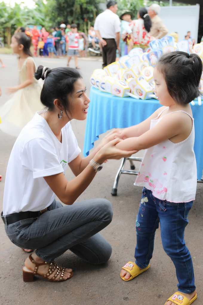 Trang lạ mang Trung Thu về cho trẻ em ở Gia Kiệm, Đồng Nai