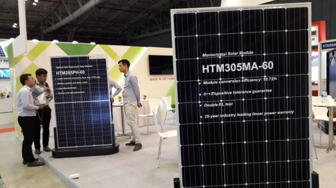 Doanh nghiệp điện mặt trời giới thiệu sản phẩm tại Triển l&atilde;m Quốc tế h&agrave;ng đầu về ng&agrave;nh Tiết kiệm Năng lượng v&agrave; Năng lượng T&aacute;i tạo tại Việt Nam (RE &amp;amp;amp; EE Vietnam 2018) tại TPHCM.
