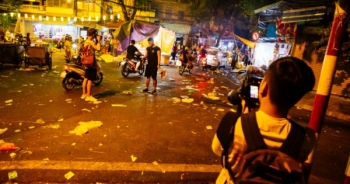 Hà Nội: Biển rác sau đêm Trung thu trên phố cổ