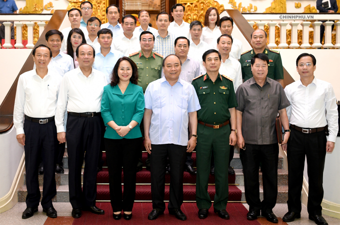 Thủ tướng Nguyễn Xu&acirc;n Ph&uacute;c chụp ảnh lưu niệm với l&atilde;nh đạo tỉnh Lạng Sơn.