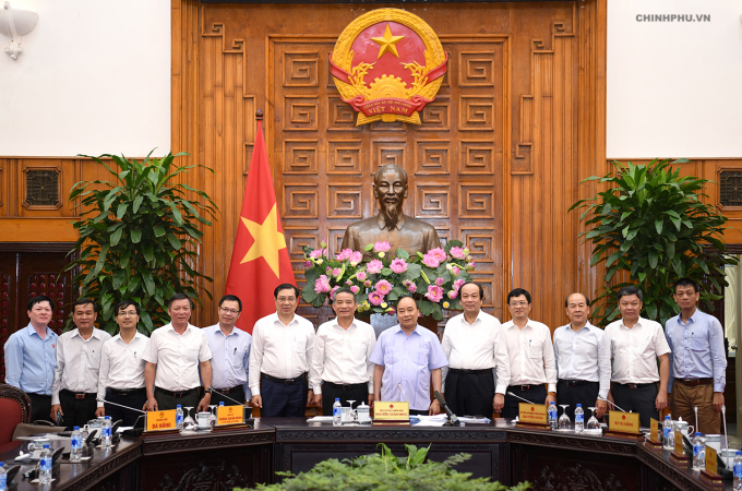 Thủ tướng Nguyễn Xu&acirc;n Ph&uacute;c c&ugrave;ng l&atilde;nh đạo TP Đ&agrave; Nẵng chụp ảnh lưu niệm.