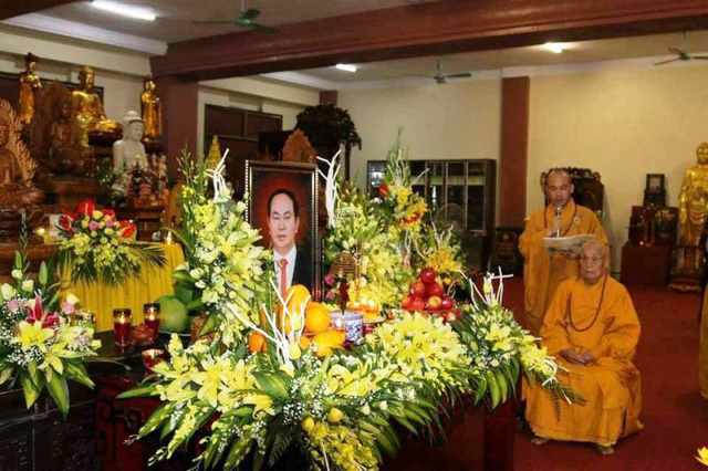 C&aacute;c Phật tử tại Ninh B&igrave;nh d&acirc;ng hương cầu si&ecirc;u cho hương linh Chủ tịch nước Trần Đại Quang.