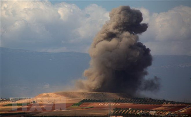 Kh&oacute;i bốc l&ecirc;n sau xung đột tại Kafr Ain, ngoại &ocirc; tỉnh Idlib, Syria ng&agrave;y 7/9. (Nguồn: AFP/TTXVN)