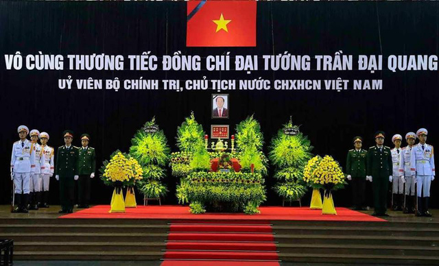 Linh cữu của Chủ tịch nước phủ Quốc kỳ đỏ, đặt ở vị tr&iacute; ch&iacute;nh giữa đại sảnh Hội trường nh&agrave; tang lễ.