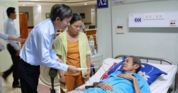 Trao quà, động viên bệnh nhân ung thư tại Bệnh viện Ung bướu Đà Nẵng
