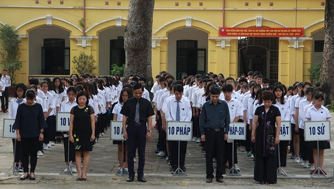 Thầy tr&ograve; trường THPT Chu Văn An mặc niệm cố Chủ tịch nước Trần Đại Quang.